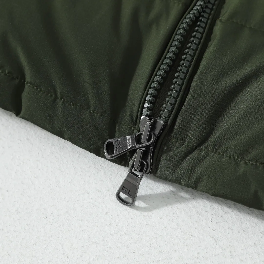 P660 #R54 Ralph Lauren/Ralph Lauren hooded down jacket (top quality, feel free to compare), using imported Barudan embroidery machine, carefully crafted with thousands of needles electric embroidery technology. Imported No. 7 needles and special embroidery thread ensure that every letter of the polo logo is full, three-dimensional and clear, creating the "most expensive embroidery logo" that can be called a work of art. Top-notch velvet core, luxurious warmth. Filled with national standard 80% high-quality white duck down, bringing excellent thermal insulation performance. At the same time, it is lightweight and can quickly regain its fluffiness after compression, bringing you a warm embrace without burden and resisting the harsh winter. Technical fabrics, no fear of wind and snow •Long-lasting fluffy and shape-retaining: High-quality filling ensures that the down jacket is not easy to stiffen and keeps you warm for a long time. •Strict anti-velvet technology: Using 400T gall fabric with pinhole retraction technology, it fundamentally eliminates the phenomenon of velvet leakage and makes wearing more secure. •All-round protective experience: Windproof and waterproof matte fabric, combined with an adjustable hem with a built-in drawstring buckle, can effectively lock in temperature and cold, and cope with changeable weather. Perfect details, creating a classic •Original electroplated YK zipper, smooth and durable, with brand texture highlighted in every detail. •Detachable hood design, one garment can be worn multiple times to meet different occasions and outfit needs. •Original hangtag and washed label, quality guaranteed. Five colors come together for couples to enjoy together: black is cool, beige is gentle, navy is calm, khaki is retro, and green is fresh. Available in five colors, the same style for men and women, it can be worn perfectly as a couple's outfit or a personalized item, becoming an indispensable fashion equipment on the streets in winter. Color: black, khaki, navy blue, army green, beige Size: S M L 66 67